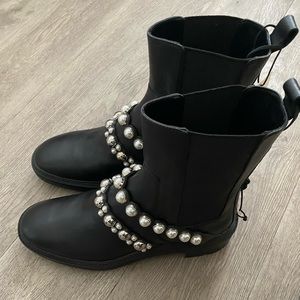 Zara size 8 black leather combat boot with pearl hardware
